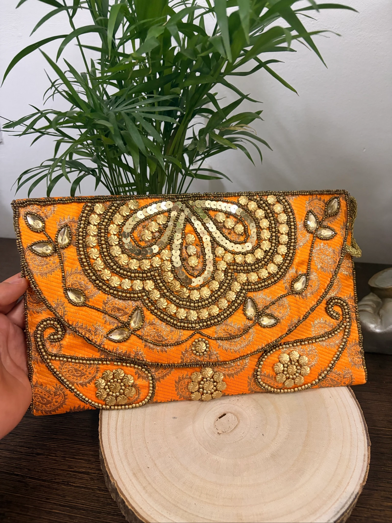 Bolso bohemio naranja y dorado 